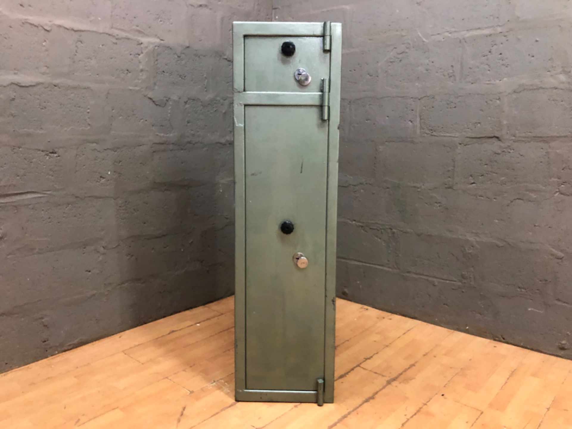 Tall Narrow Lockable Riffle Safe— Internal foam rack, 3 door trays with Keys