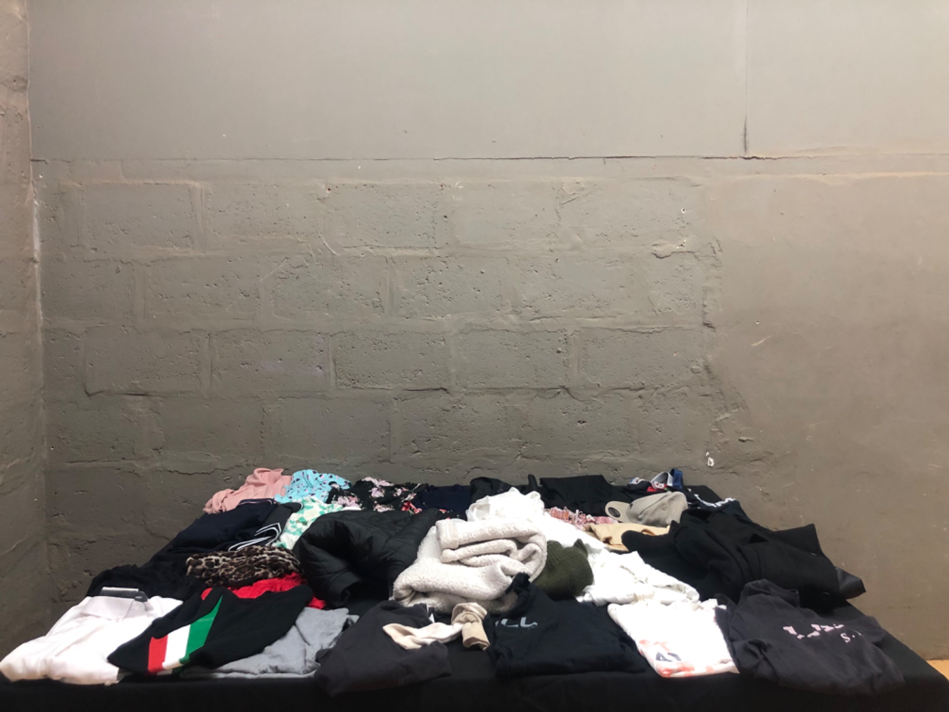 Bulk mixed clothing lot — 33 adult garments (mostly men’s) with Fabiani, Polo & Levis tags visible