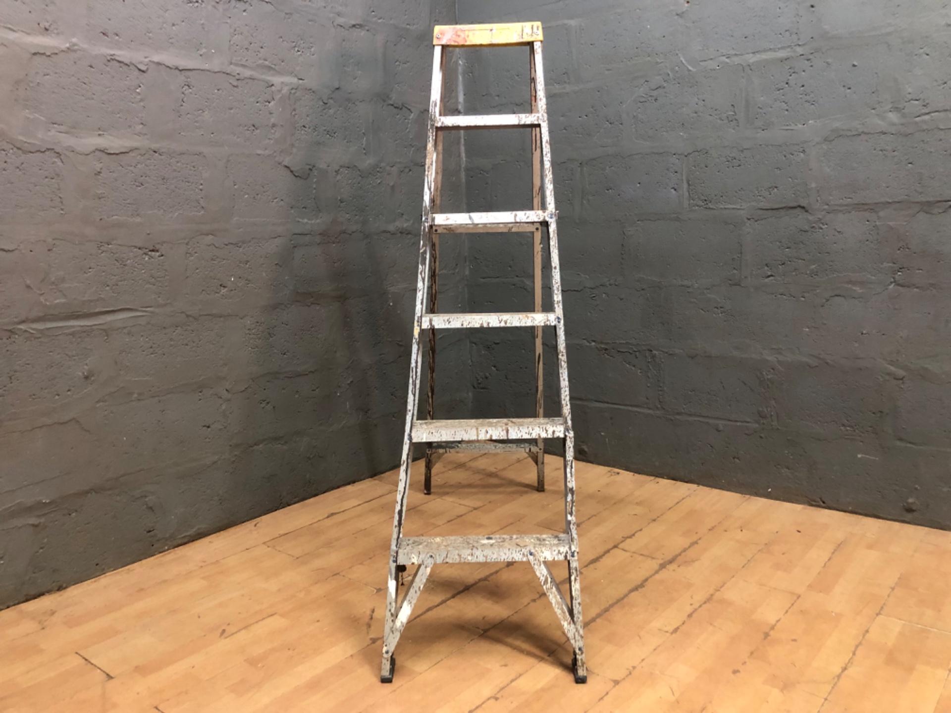Aluminium folding step ladder (S.A. LADDER) — 184 cm, heavy paint-splatter, bent hinge