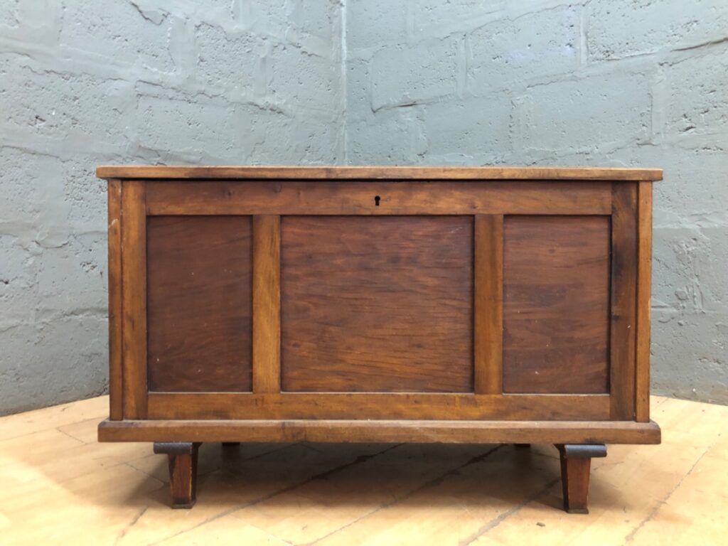 Solid wood panelled blanket chest / storage trunk with internal tray — 48 x 101 x 64 cm