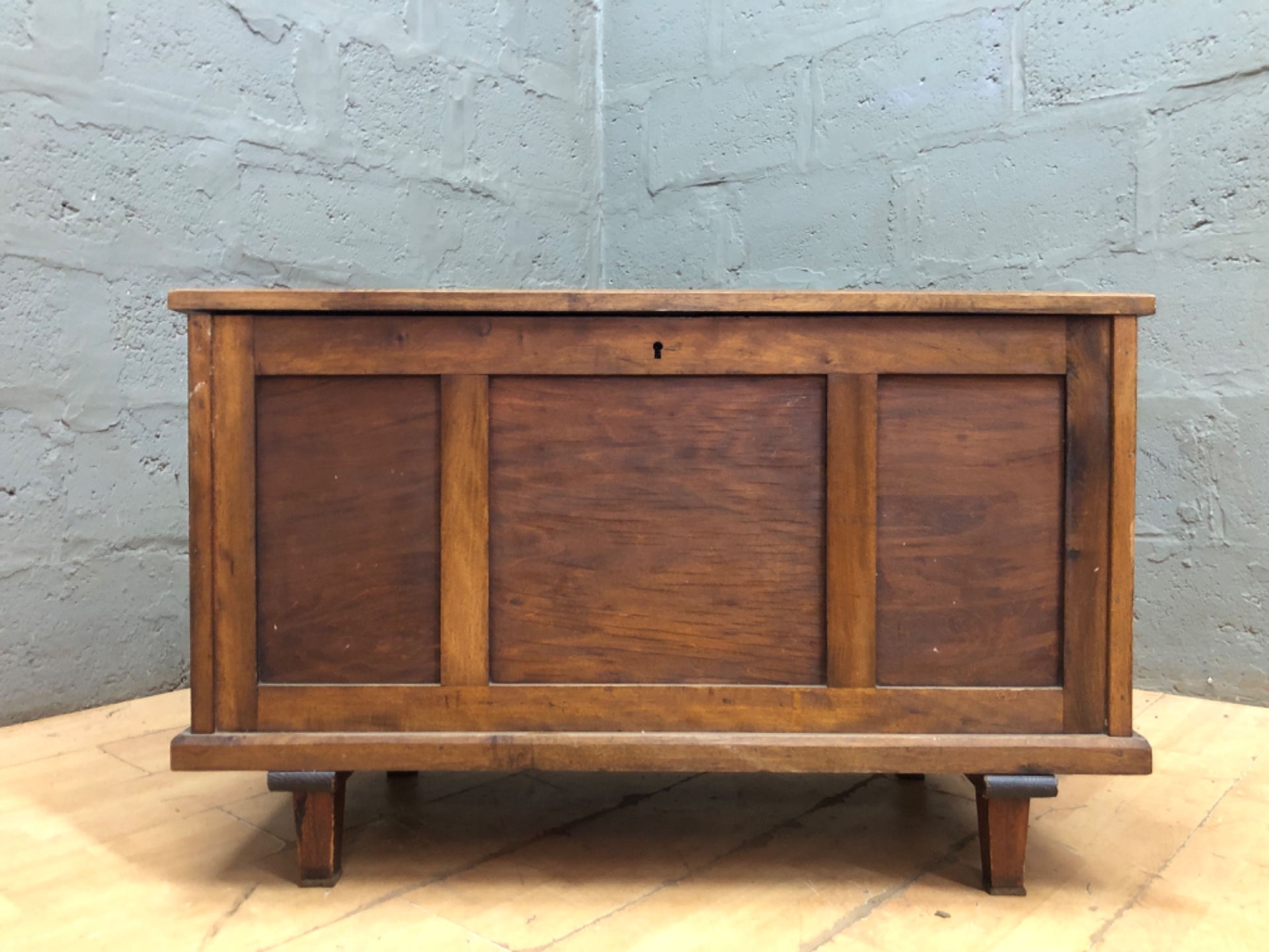 Solid wood panelled blanket chest / storage trunk with internal tray — 48 x 101 x 64 cm