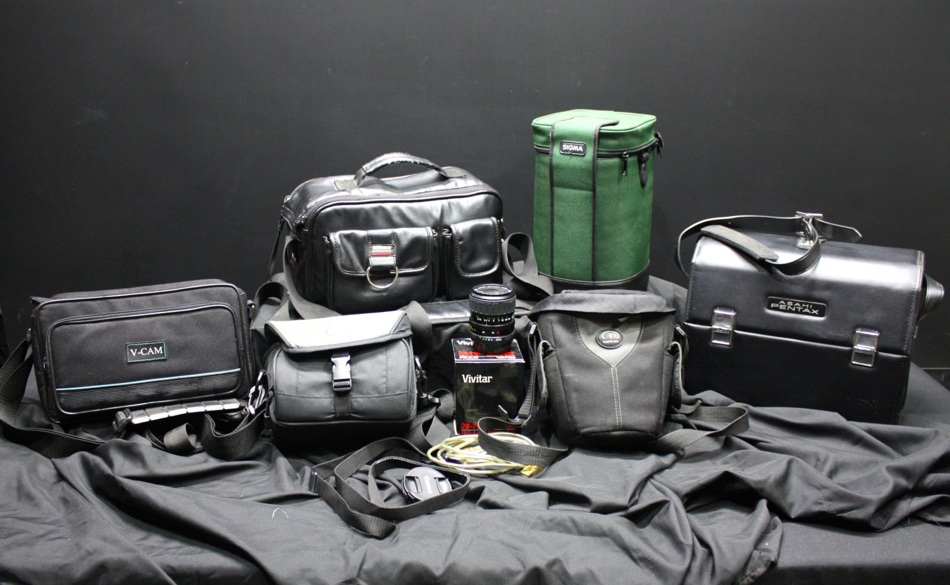 Mixed lot: Vivitar 28-70mm (PK-A/R) + assortment of camera bags (Nikon, Asahi Pentax, Sigma, Tamrac, V-CAM) & straps/accessories