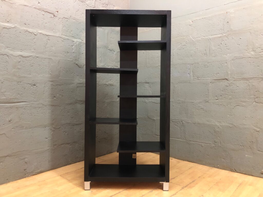 Tall black freestanding shelving unit – staggered shelves with metal feet (170 x 40 x 80 cm)