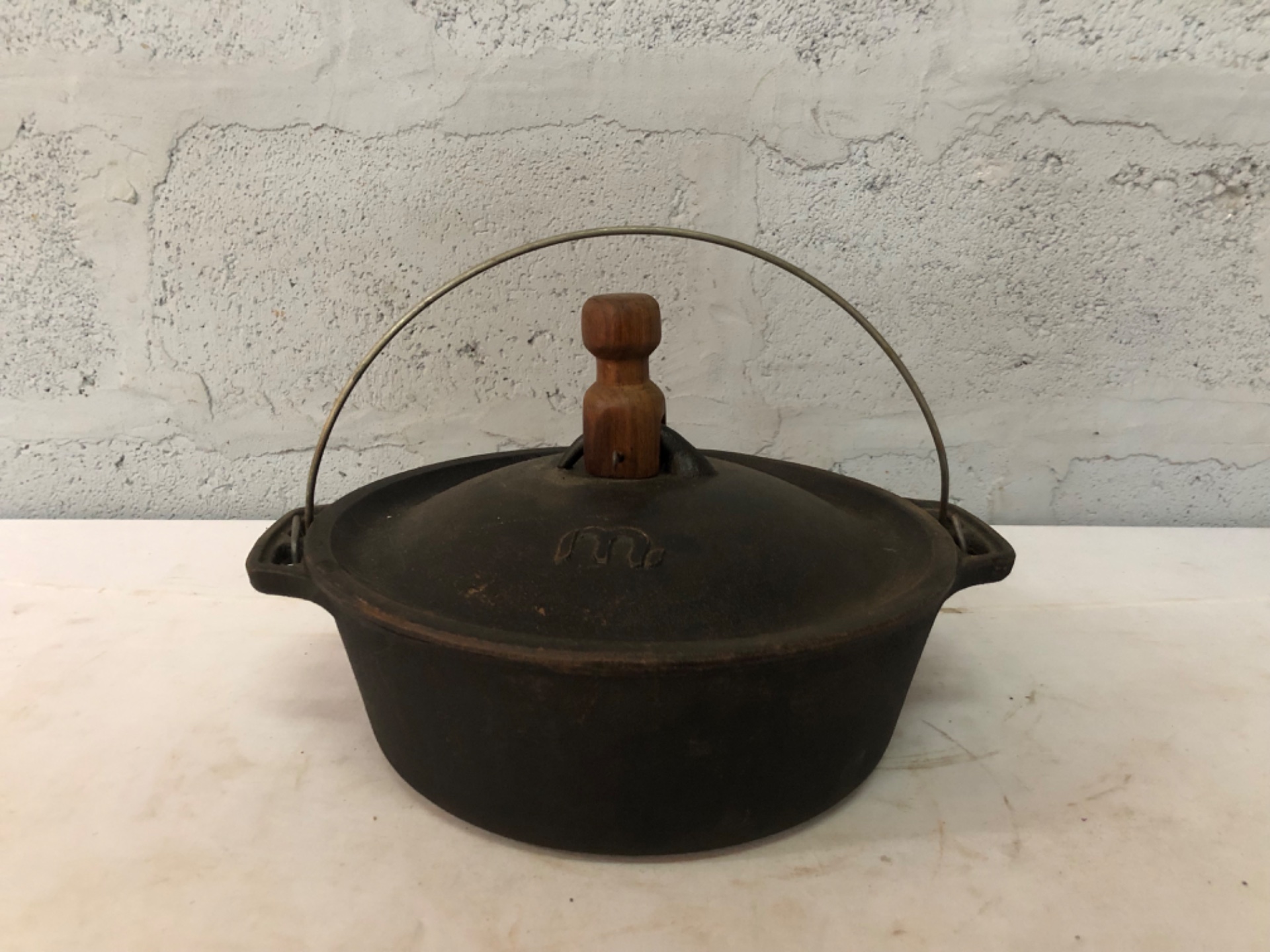 Cast-iron Dutch oven / camp oven (Stamped ’12’) with Lid, Bail Handle & Lid Lifter
