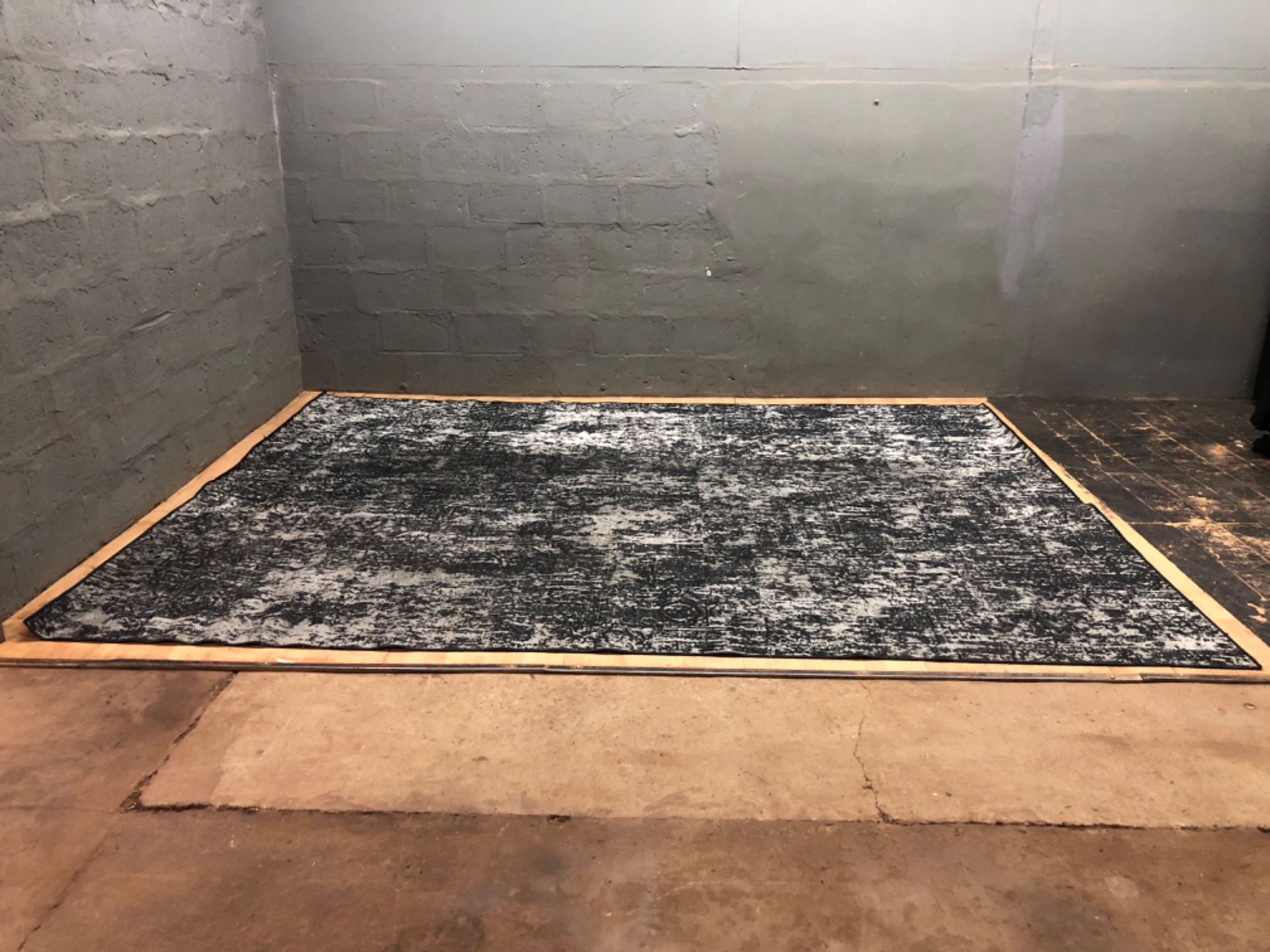 Large black & grey abstract area rug — 320 x 420 cm; low pile, used with holes in backing