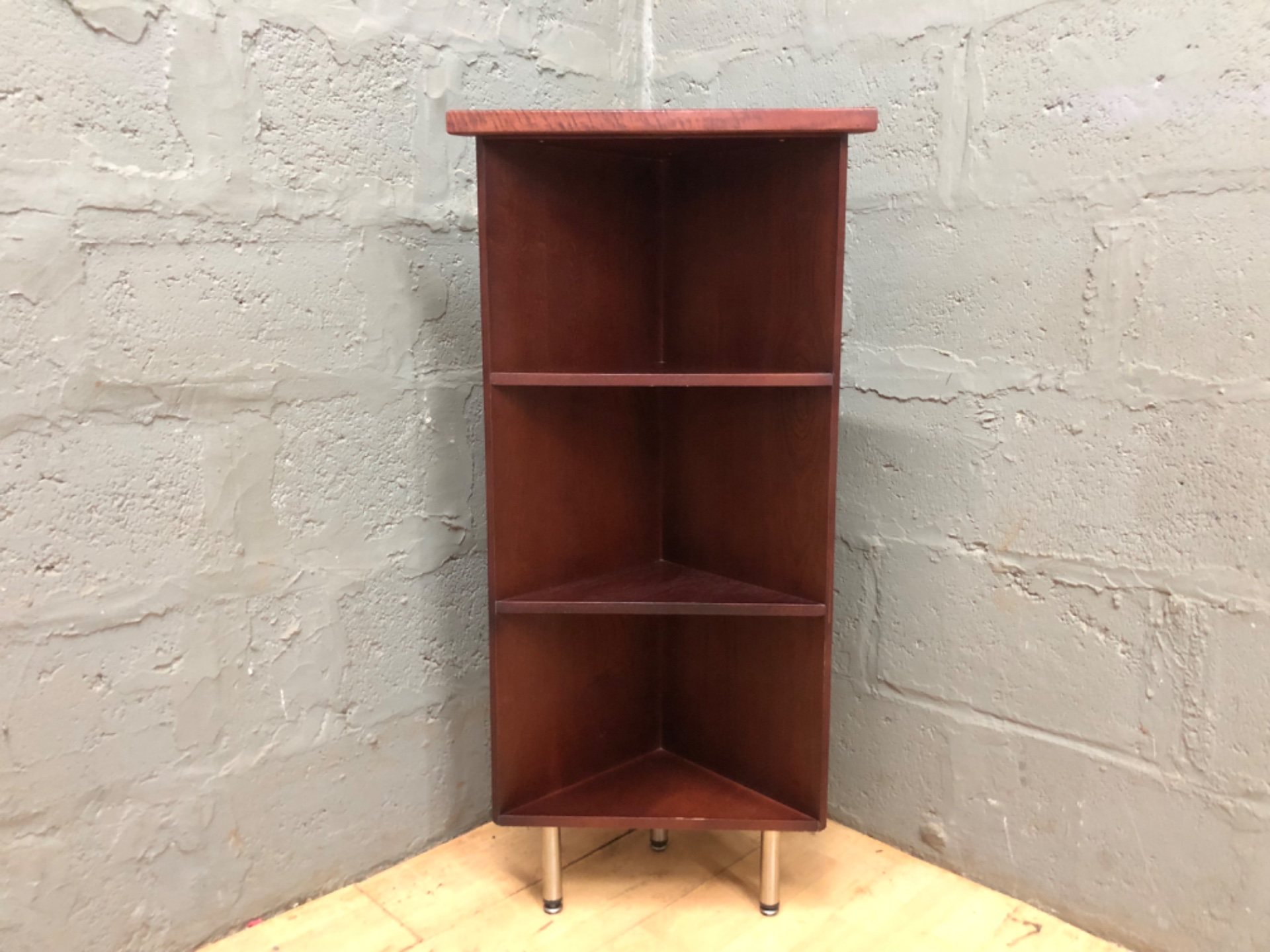 Solid wood freestanding corner shelving unit on metal legs — 117 x 40 x 56 cm