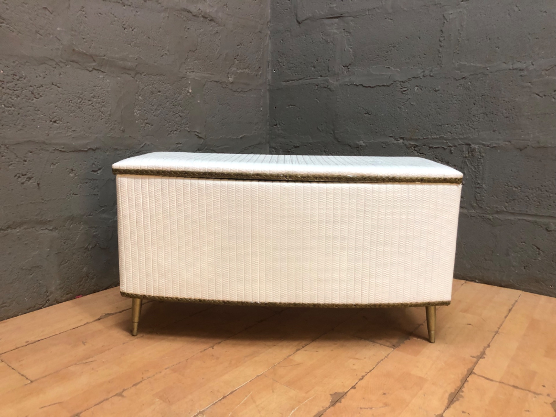 White woven-look storage ottoman / blanket box with brass-coloured legs (90 x 39 x 49 cm)