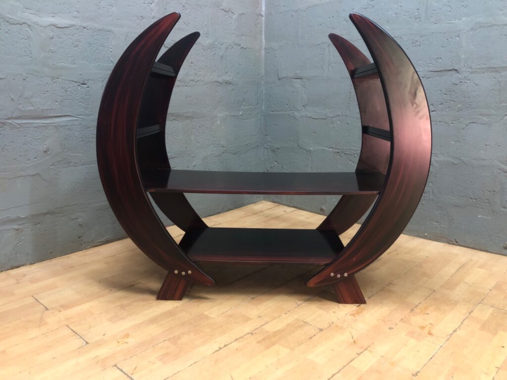 Crescent 3-Tier Wooden Shelf — Moon‑shaped Display Unit (127 x 53 x 142 cm)