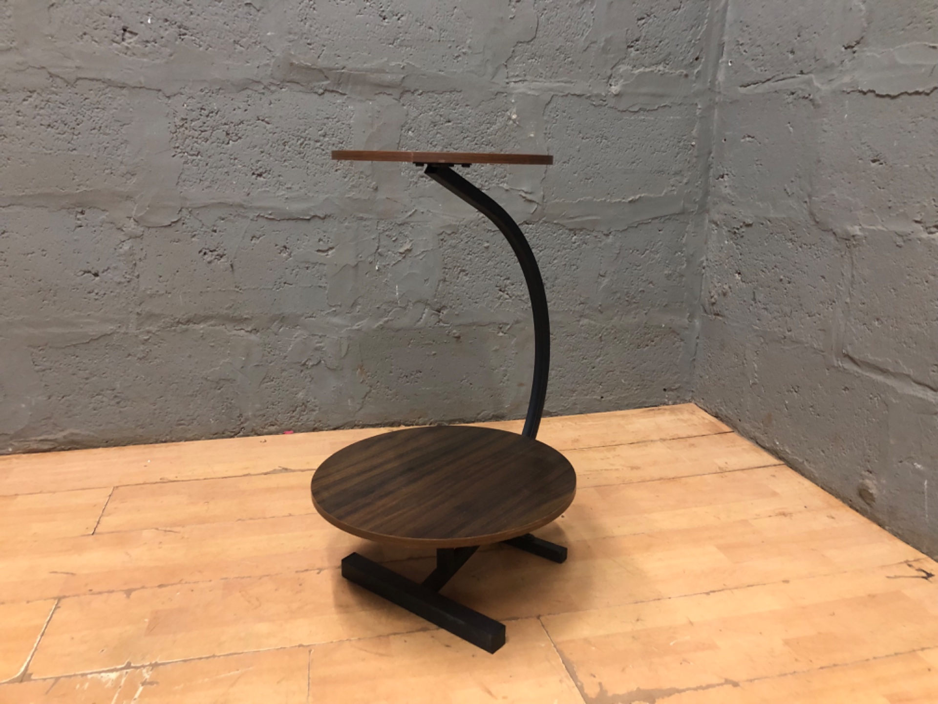 Three-tier round side table / plant stand — wood-effect shelves on curved metal stem (H: 67 cm)