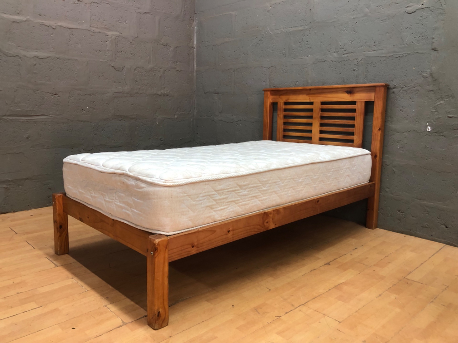 Single timber bed frame with mattress — slatted headboard, complete slats (201 × 114 × 110 cm)