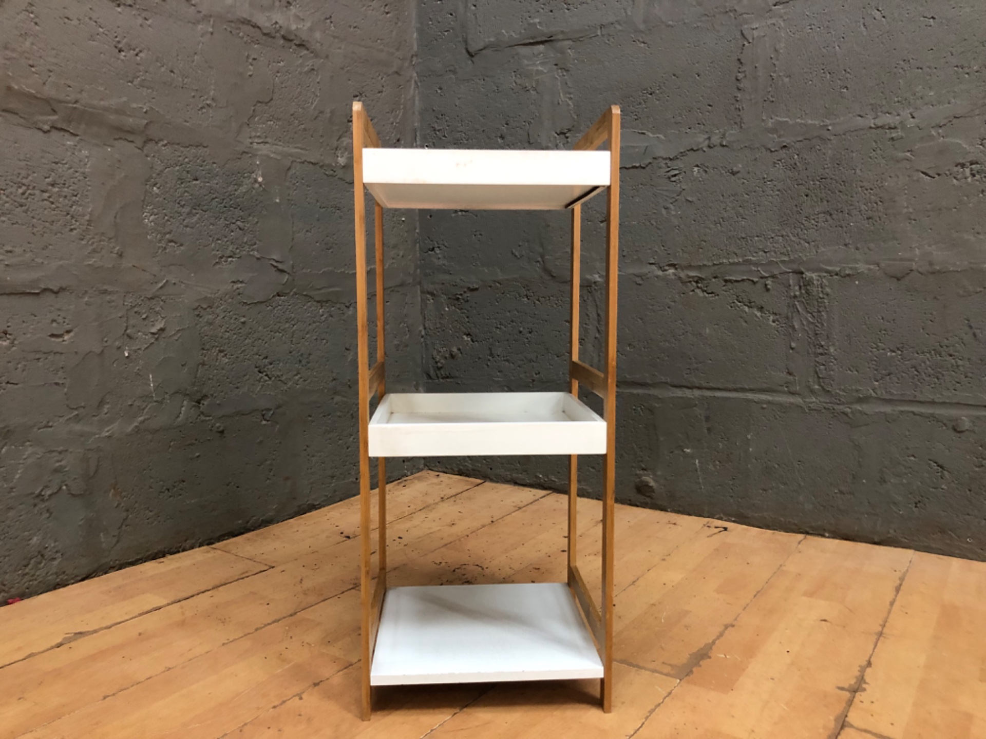 Compact 3‑Tier Wooden Shelving Unit with White Trays — 72 x 29 x 30 cm
