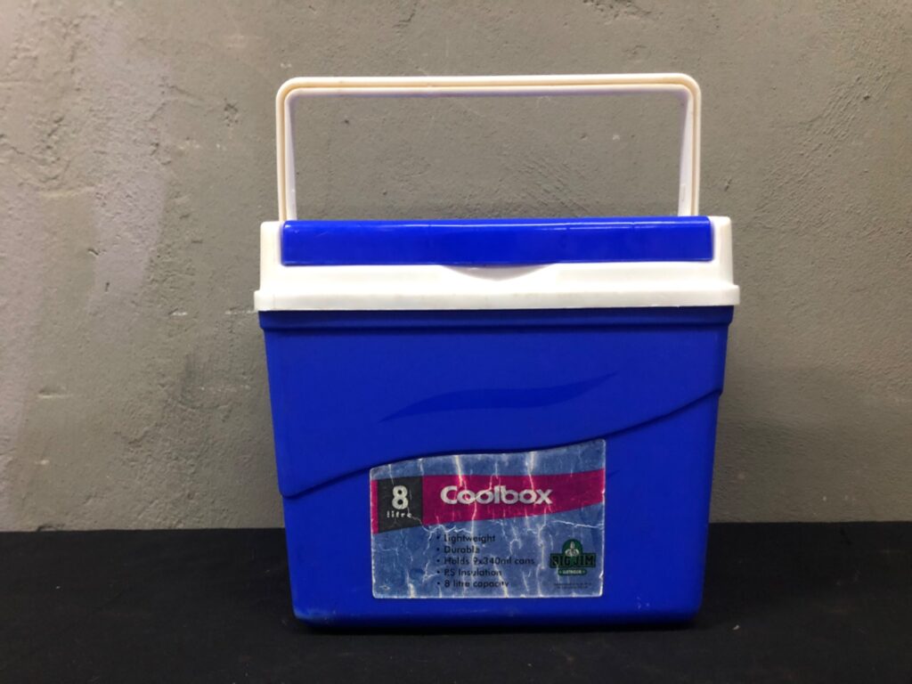 Coolbox 8 Litre Portable Cooler / Icebox — Blue plastic with flip hatch & carry handle