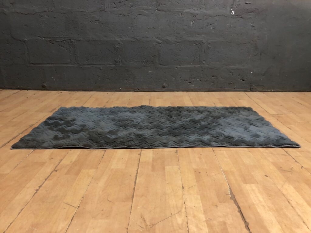 Grey short-pile shag runner rug 159 x 77 cm — synthetic pile with anti-slip backing