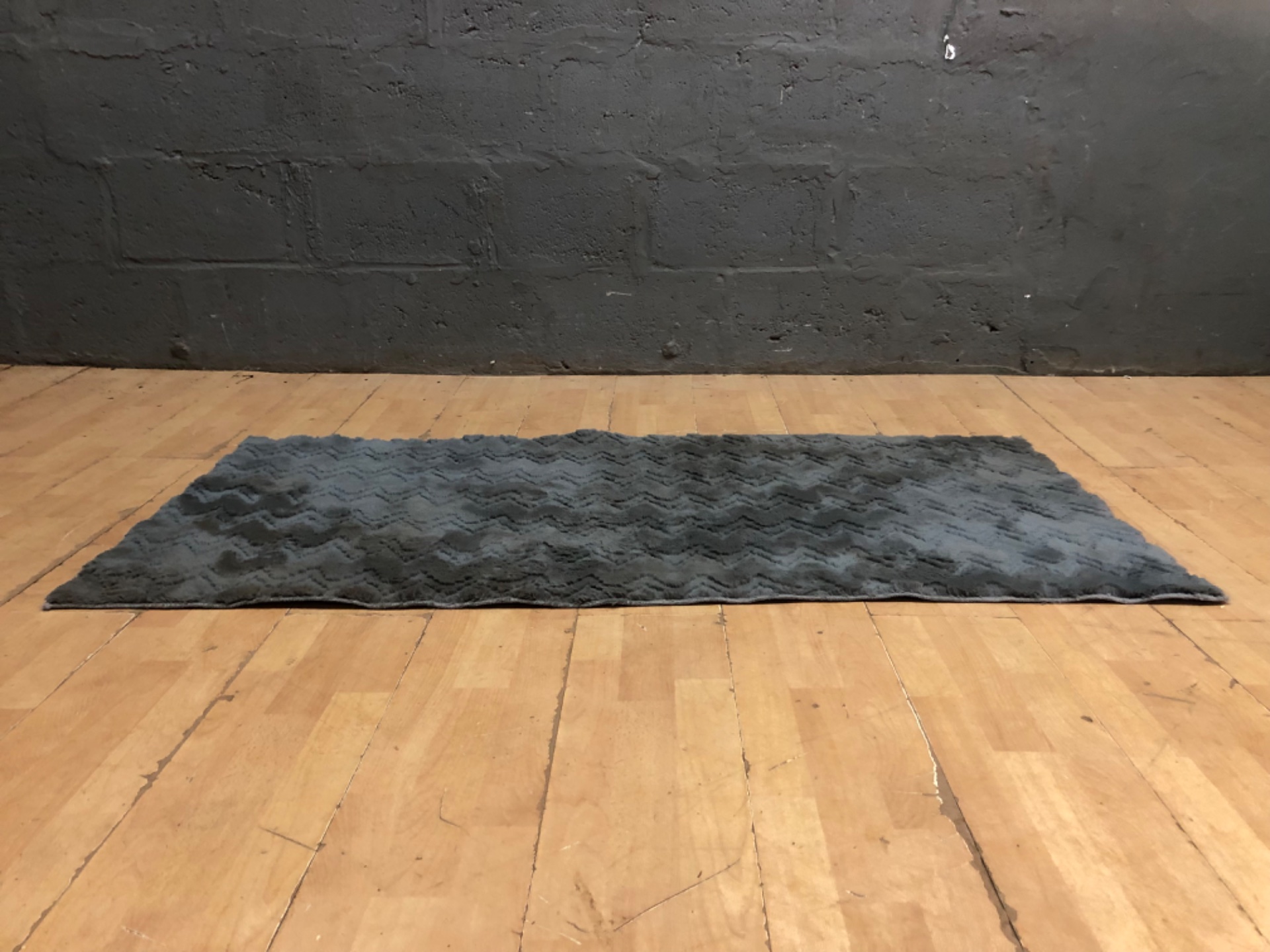 Grey short-pile shag runner rug 159 x 77 cm — synthetic pile with anti-slip backing