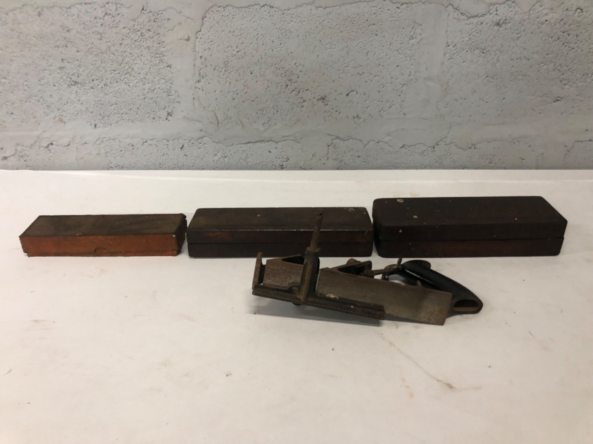 Adjustable metal hand plane + 3 boxed sharpening stones — used, untested