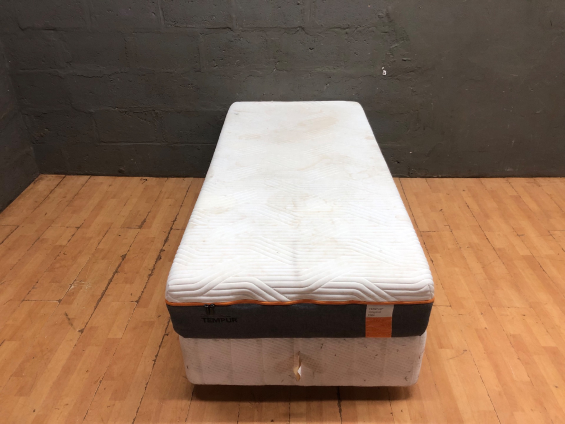 TEMPUR Original Elite single mattress (90 x 196 x 61 cm) — used, stained cover, tear in base