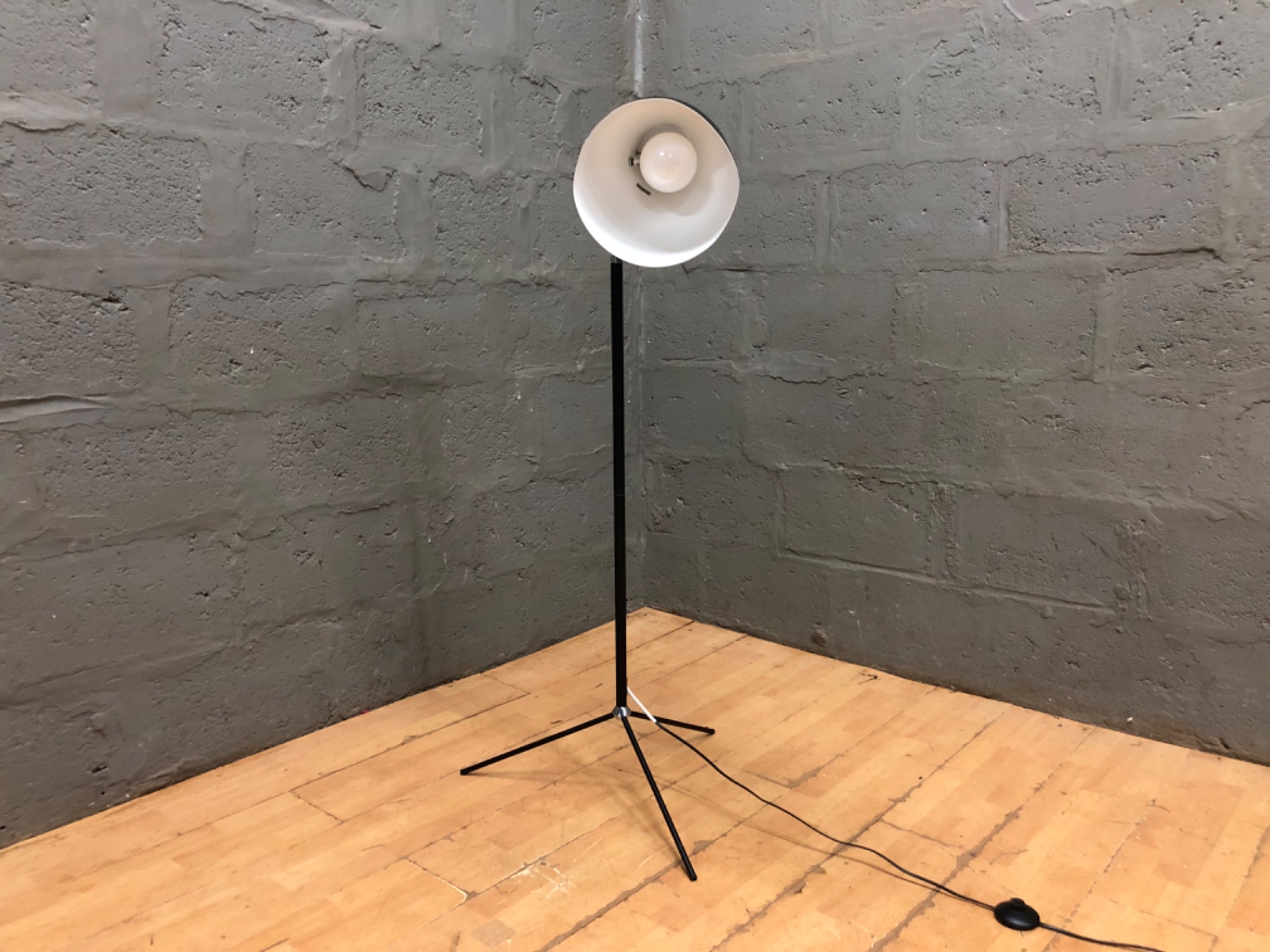 Tripod floor lamp — adjustable head, fitted bulb & foot switch (132 cm)
