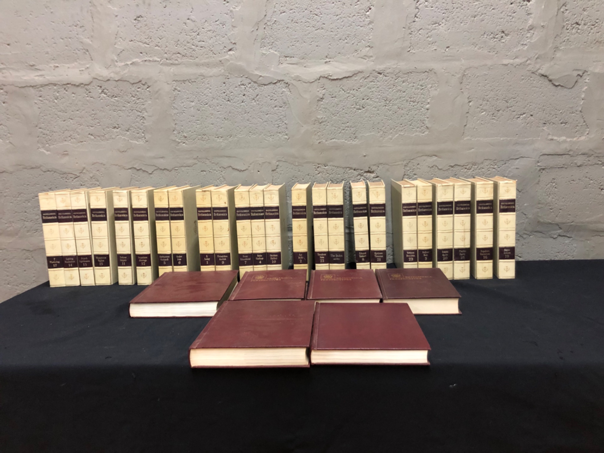 Encyclopaedia Britannica reference lot — 33 volumes in slipcases + maroon ‘Britannica Perspectives’ (1968)