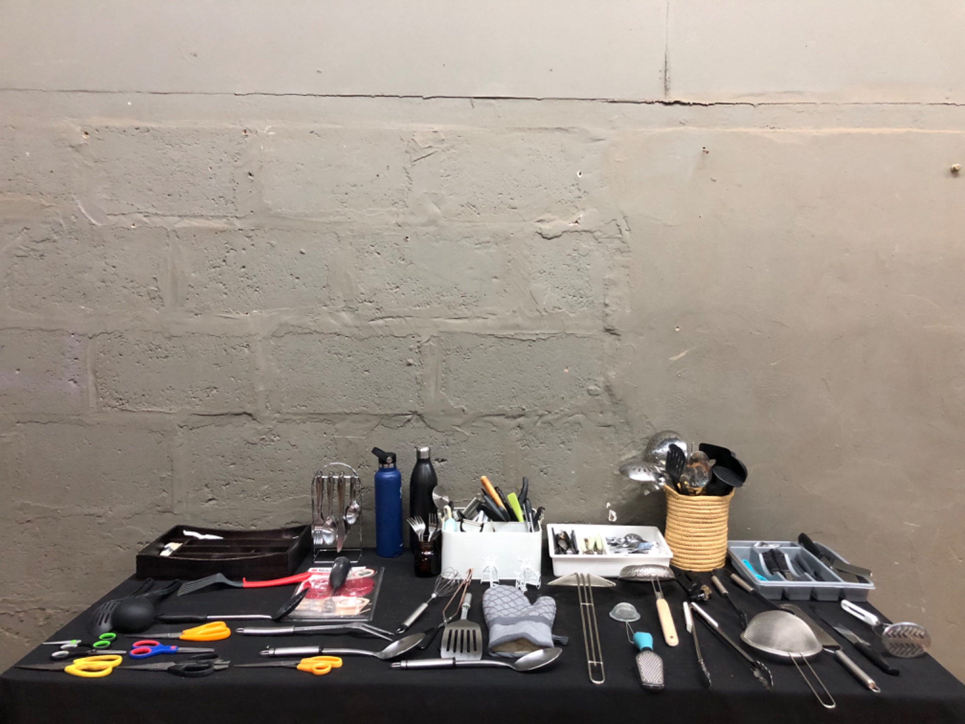 Mixed kitchen utensils & cutlery lot — spoons, spatulas, strainers, trays, caddy + packaged battery frother