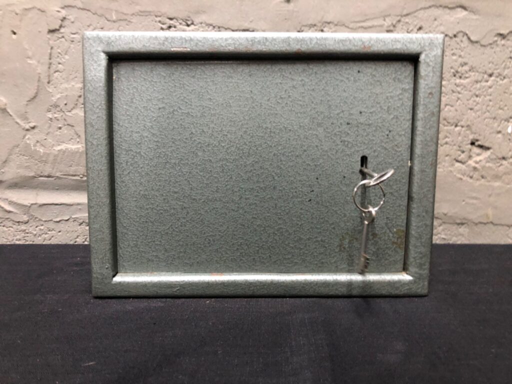 Small Green Wall-Mount Key Safe / Lockbox with Fixed Shelf and Key