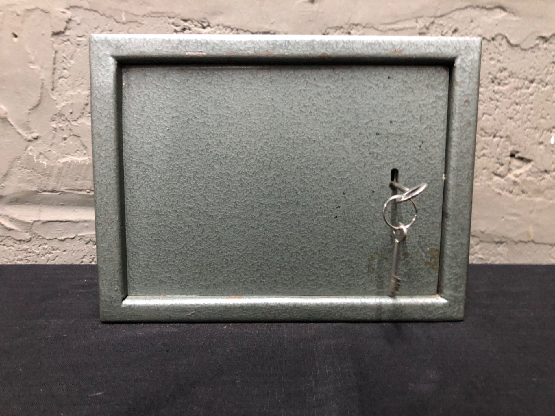Small Green Wall-Mount Key Safe / Lockbox with Fixed Shelf and Key