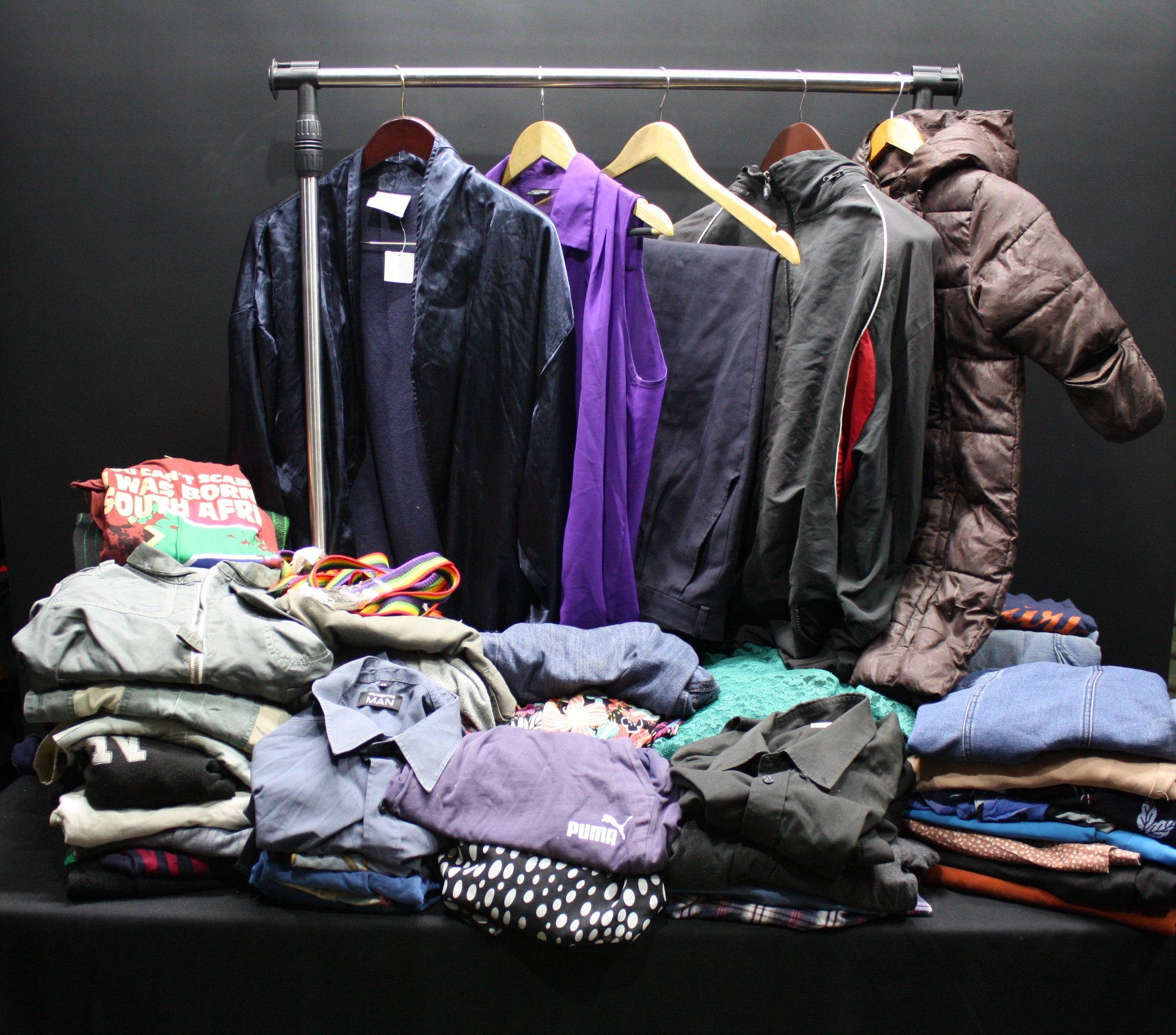 Mixed bulk clothing lot — approx. 25 used garments & accessories (jackets, shirts, trousers, Puma sweatshirt)