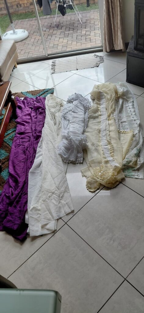 Lot 21 – Mixed curtains pack: 3 kitchen curtains, 1 long lace/voil, 1 set long purple (6 pieces)