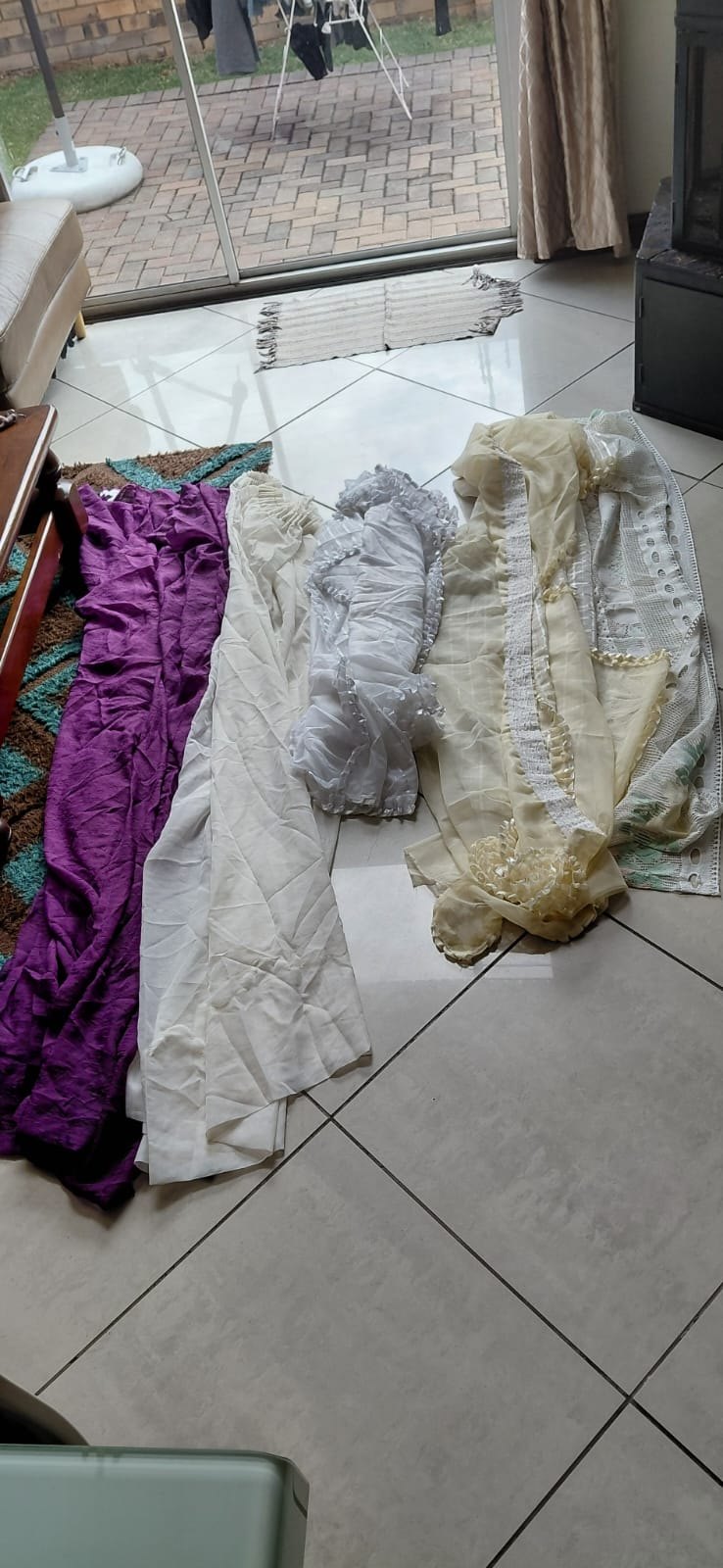 Lot 21 – Mixed curtains pack: 3 kitchen curtains, 1 long lace/voil, 1 set long purple (6 pieces)