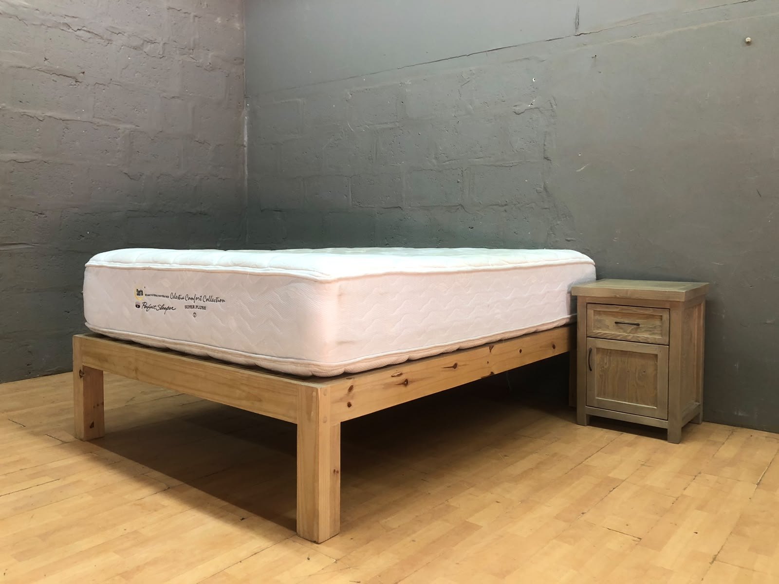 Serta Celestia Comfort Queen set — Super Plush mattress + wooden slatted base + 2 bedside cabinets