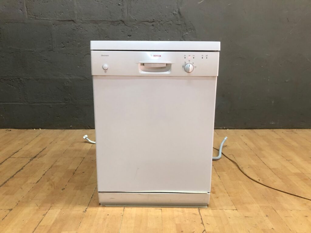 Bosch freestanding dishwasher (white) — tested, hoses & plug included, hairline crack & dented corner