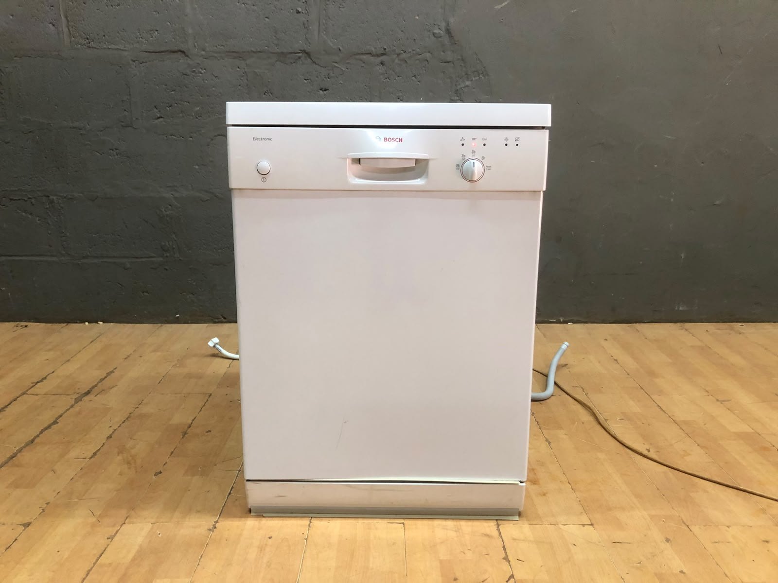 Bosch freestanding dishwasher (white) — tested, hoses & plug included, hairline crack & dented corner