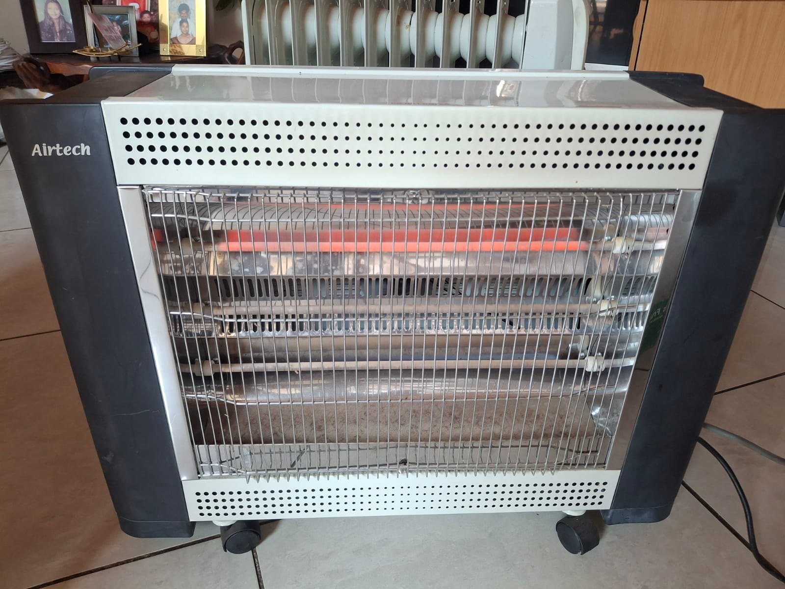 Lot 05 – 2 x Portable Heaters: Airtech KN-2400F Quartz + DeLonghi KH771225 Oil Radiator (Used, needs attention)