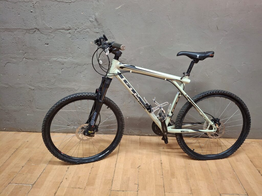GT Avalanche large-frame hardtail mountain bike — SR Suntour fork, disc brakes (tyres flat, untested)
