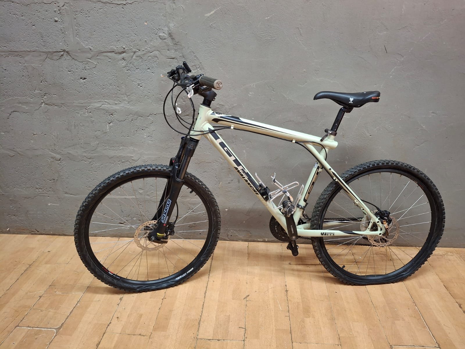 GT Avalanche large-frame hardtail mountain bike — SR Suntour fork, disc brakes (tyres flat, untested)