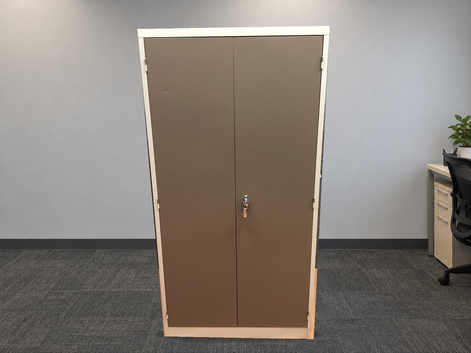 Lockable two-door metal office storage cabinet with keys — 3 shelves, H181 x W90 x D45 cm