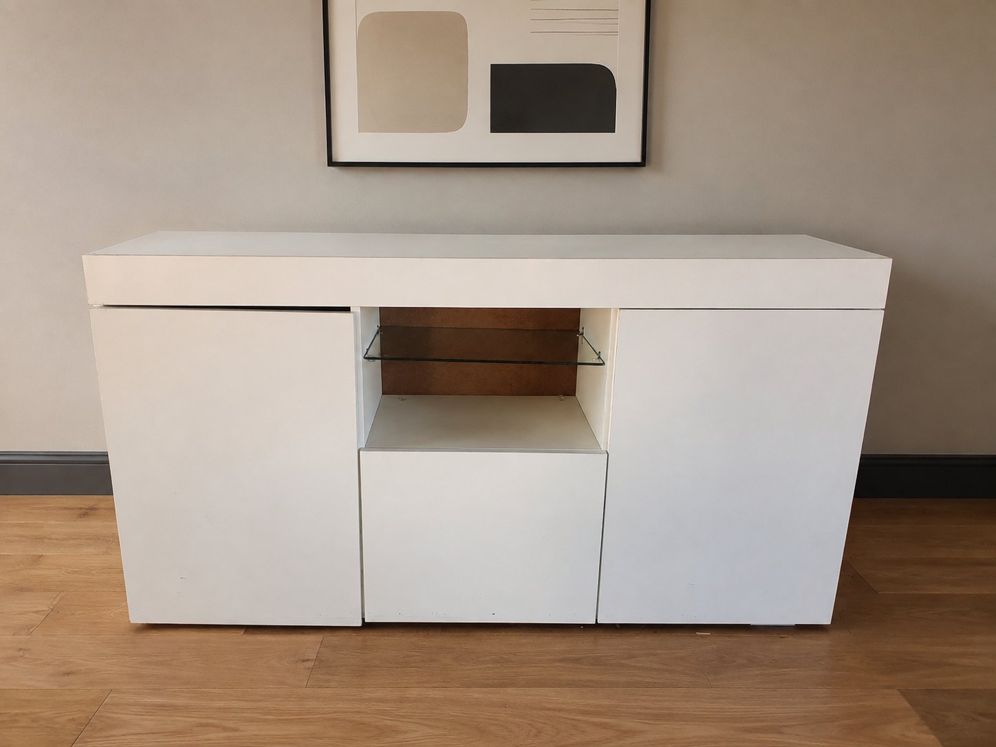 White 3‑door Sideboard / TV Unit with Central Drawer, Glass Shelf & Cable Hole – 135 x 72 x 34 cm