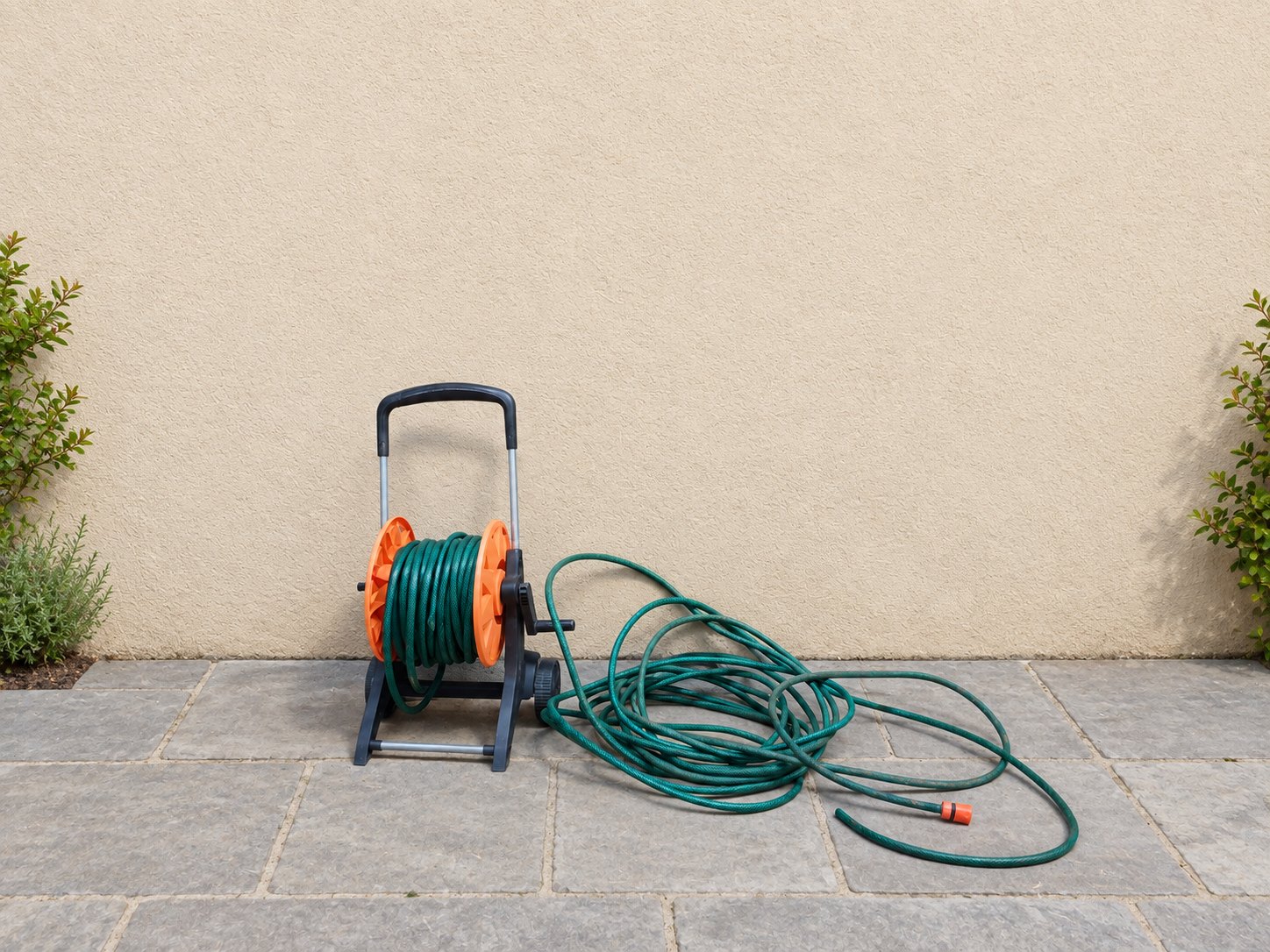 Garden hose with wheeled reel (approx. 10 m) — used, cut free end