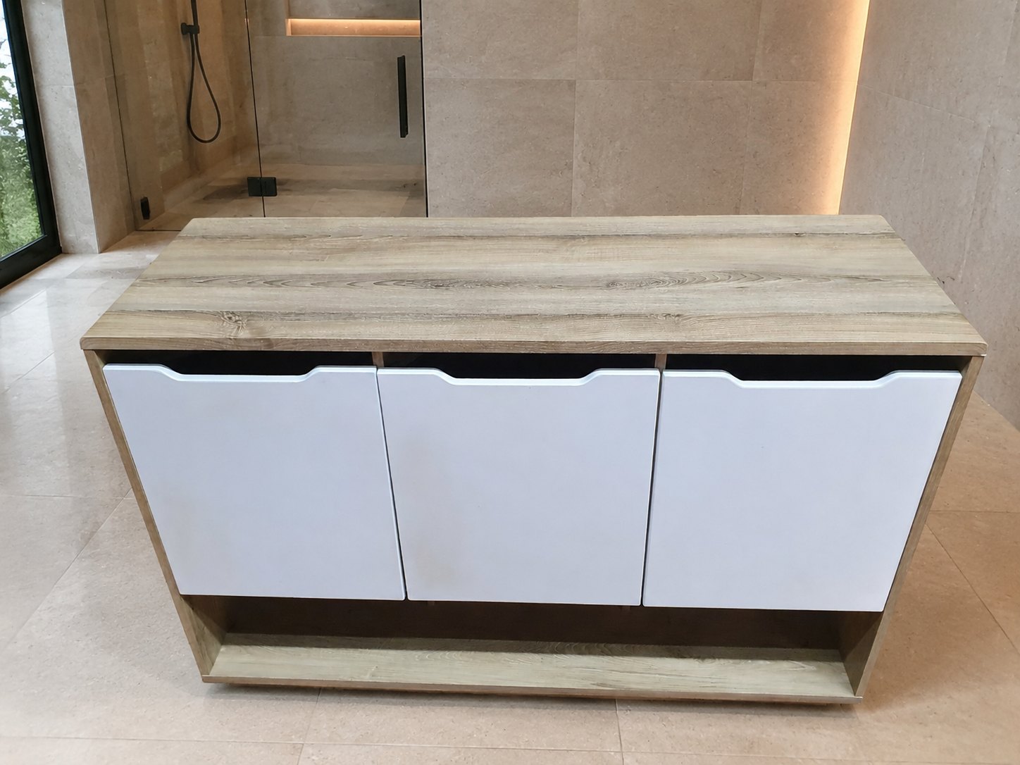 Free‑standing 3‑compartment wood‑effect storage cabinet with white front panels — 92 x 135 x 45 cm