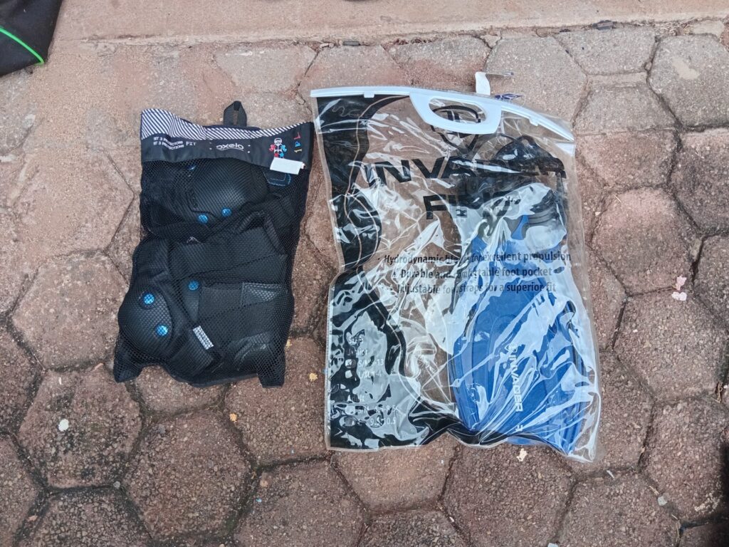 Mixed sports lot: Sealed junior swim fins (Invader) + Oxelo 3-piece protective pad set (new in bag)