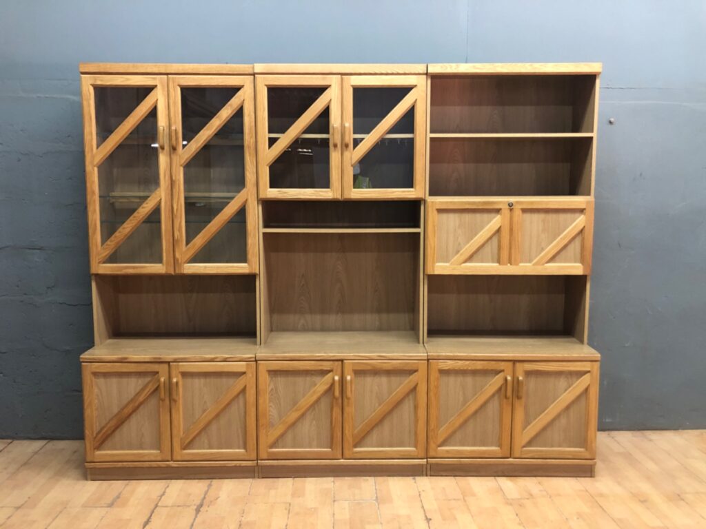Large 3‑Section Oak‑effect Wall / Display Unit with Glass Shelves, Lock & Key (199 x 47 x 245 cm)