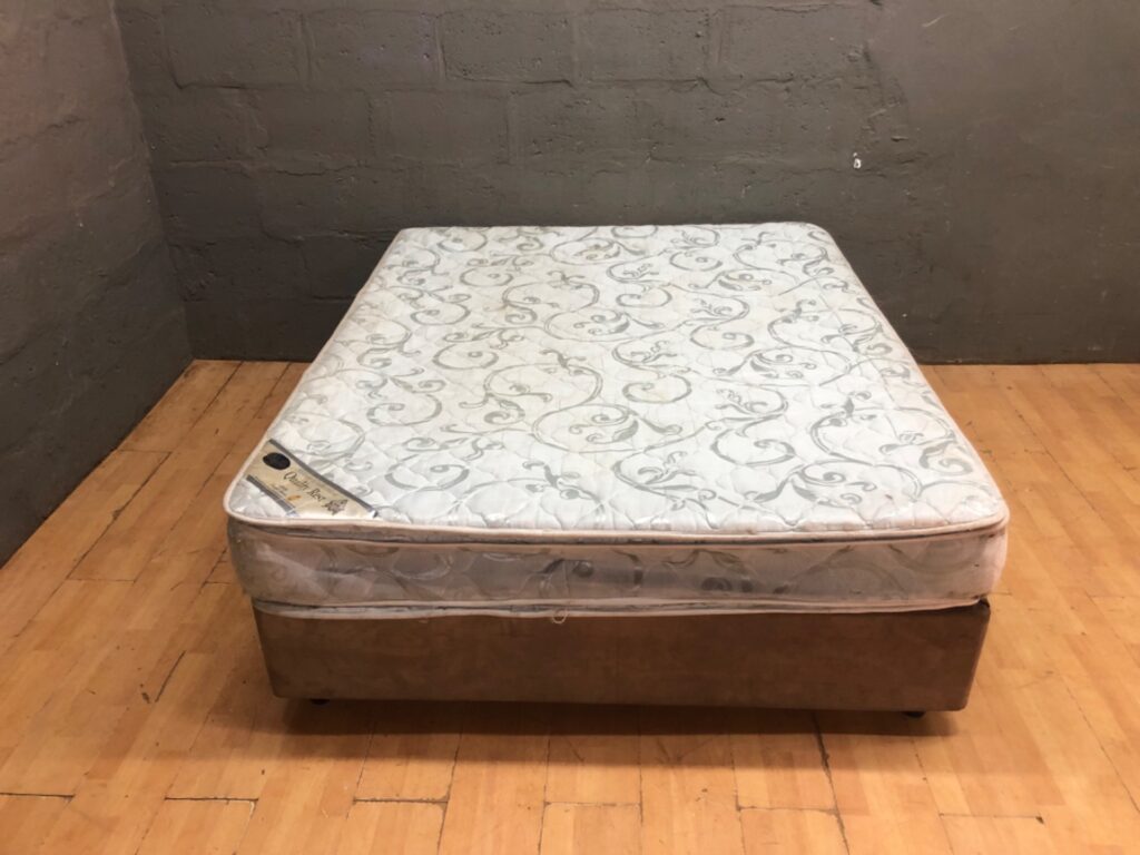 Quality Rest ‘Silver Collection’ Bonnel-spring mattress with divan base — heavy wear, tears, includes base (154 x 187 x 57 cm)