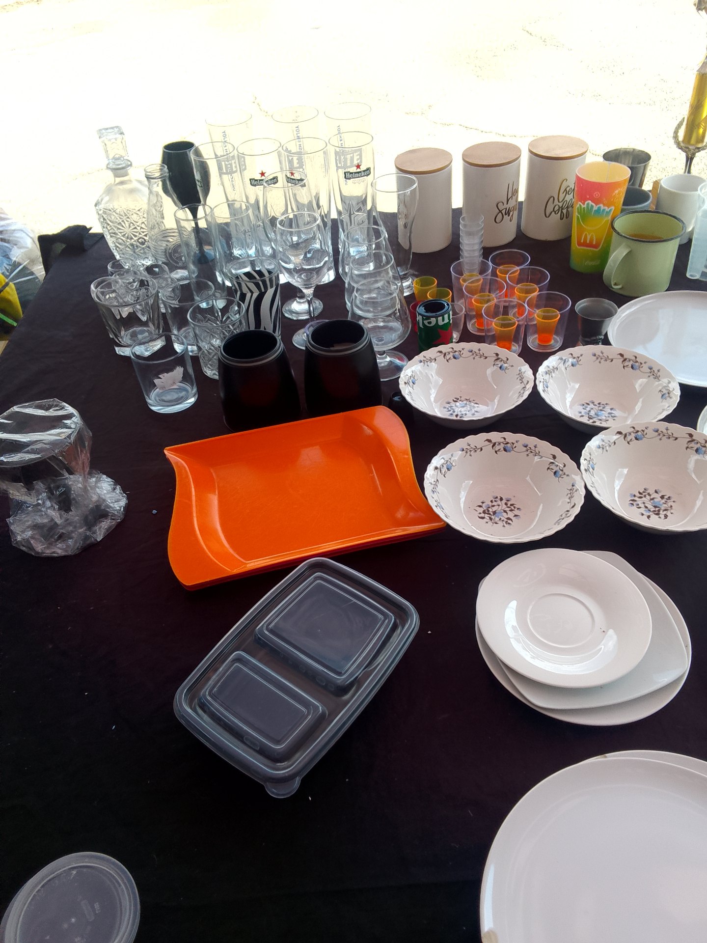 Mixed Kitchenware Lot – Assorted Plates, Bowls, Glasses & Canisters (estimate +-40 pcs)