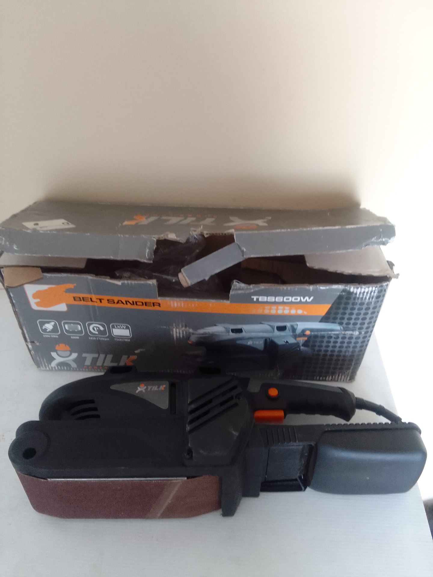 TILK TBS600W Belt Sander — working, sanding belt fitted, original box included (damaged)