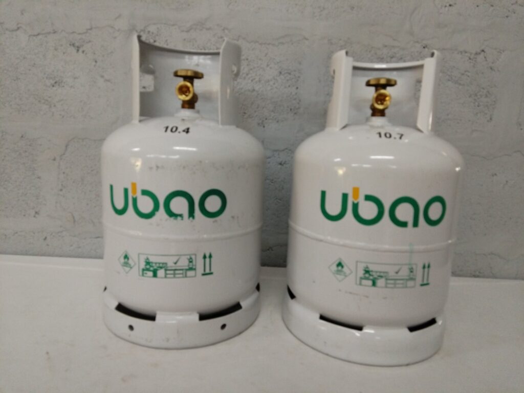 Pair of small ‘ubao’ LPG cylinders (2) – brass valves, regulator included, retest 2025/05