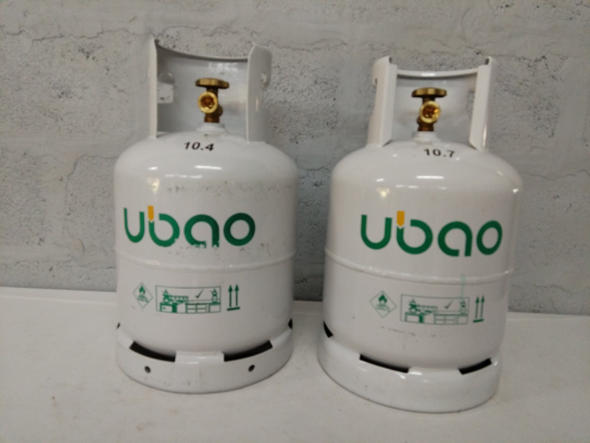 Pair of small ‘ubao’ LPG cylinders (2) – brass valves, regulator included, retest 2025/05