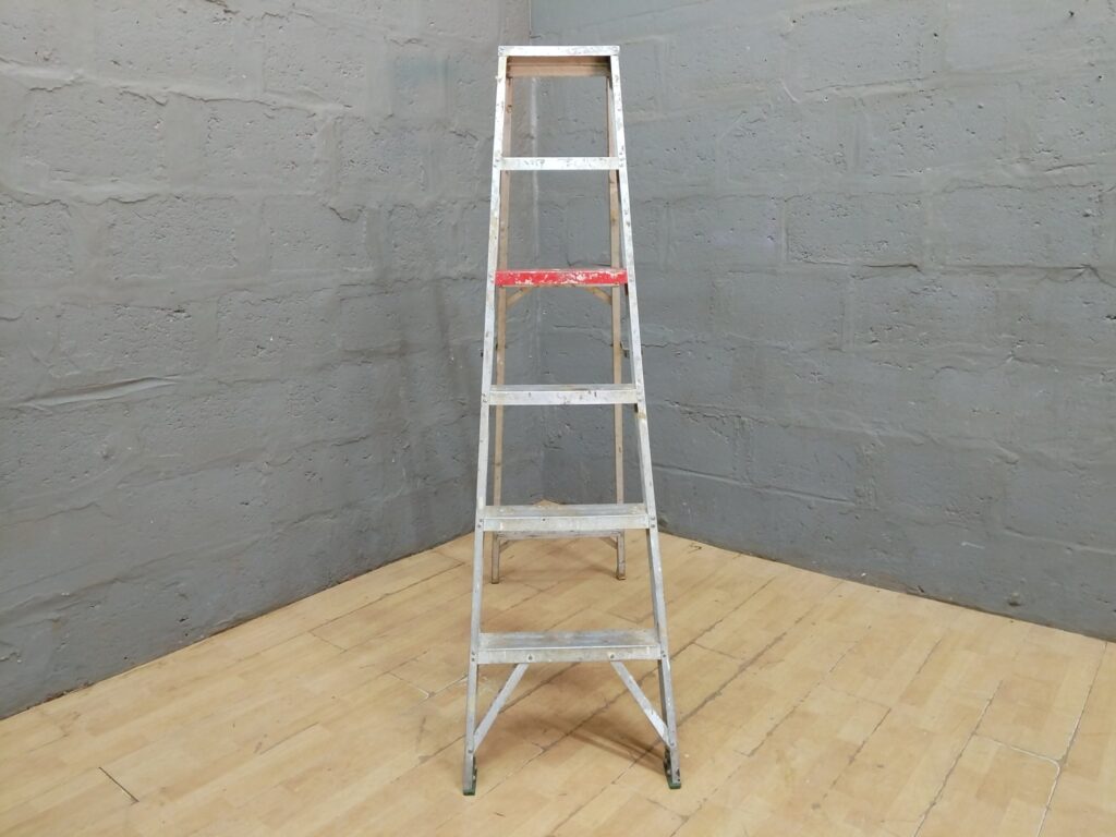 Used aluminium folding step ladder – 168 cm open, locks secure, paint-splattered
