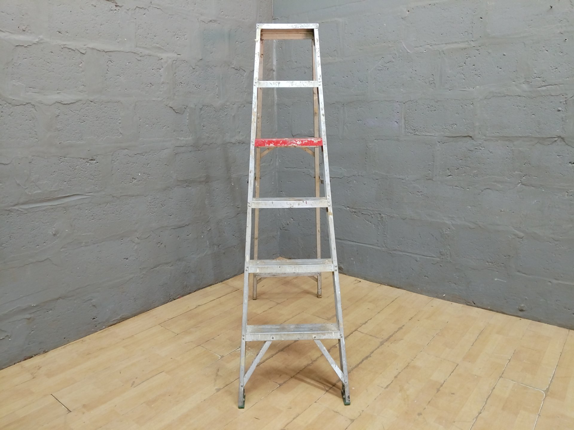 Used aluminium folding step ladder – 168 cm open, locks secure, paint-splattered