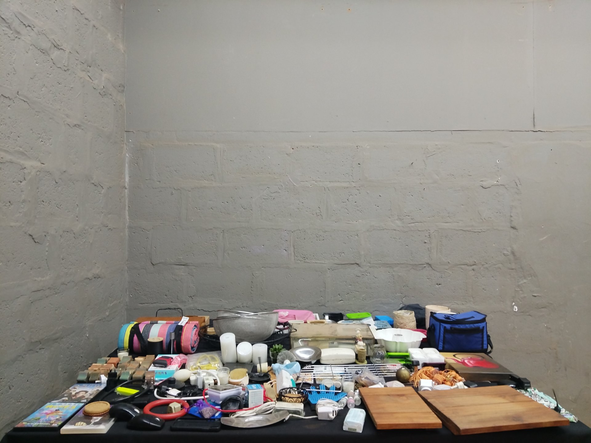 Mixed household lot – approx. 60 small kitchen, home & electronic accessories (sold as-is)
