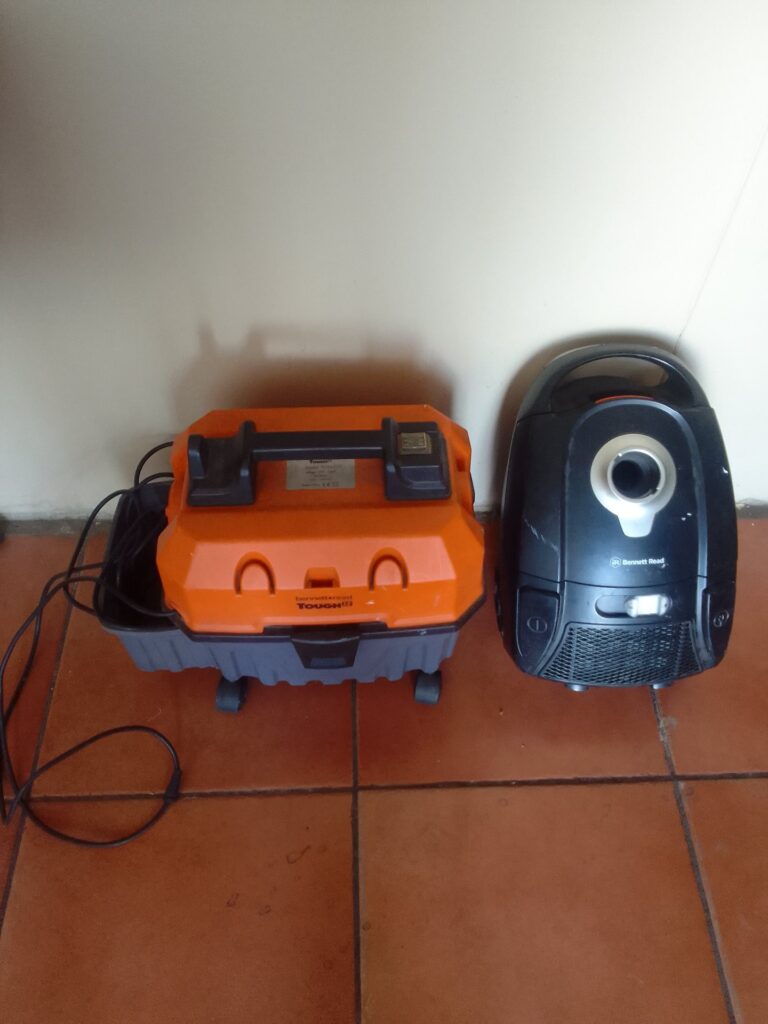 Lot: 2 Vacuum Cleaners — Bennett Read cylinder + orange wet/dry unit (For spares/repairs)