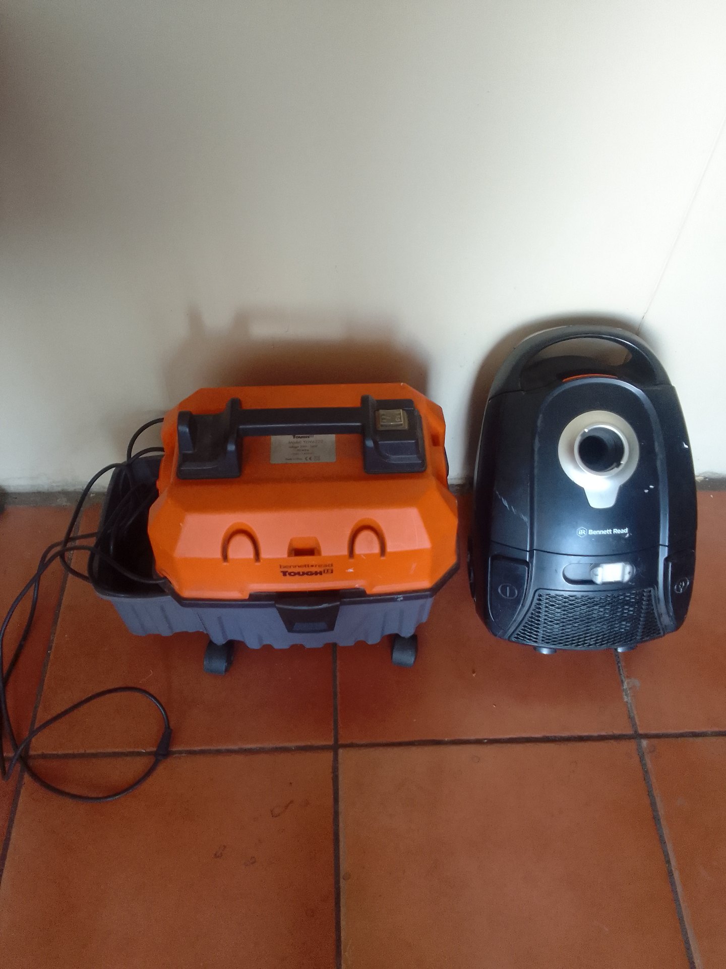 Lot: 2 Vacuum Cleaners — Bennett Read cylinder + orange wet/dry unit (For spares/repairs)